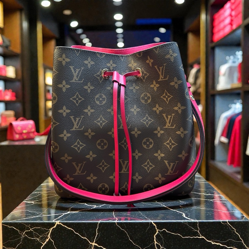 Louis Vuitton NéoNoé MM bucket bag in Monogram Canvas with Freesia Pink Lining